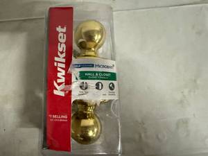 lot 32 image: Kwikset Hall and Closet Doorknob Kit