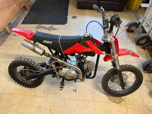 lot 03 image: 2002 124cc Dirt Bike