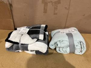 lot 126 image: LOT OF 2 Blankets