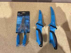 lot 139 image: LOT OF 3 Realtree Fishing Snips & Stainless Steel Fishing Fillet Knife