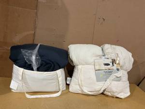 lot 157 image: LOT OF 2 Comforter Set
