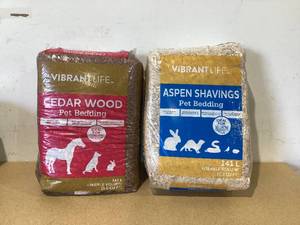 lot 616 image: LOT OF 2 Vibrant Life Cedar Wood & Aspen Shavings Pet Bedding