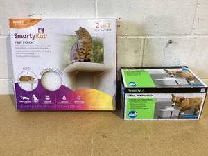 lot 537 image: LOT OF 2 Cat Accesories