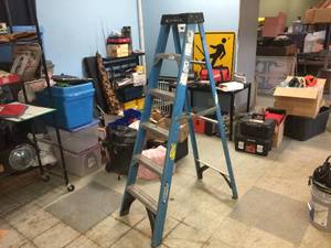 lot 152 image: Werner 6 Fiberglass Ladder - 250 Lb Decent