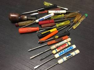 lot 177 image: Group Vintage Advertiser Pocket Screwdrivers