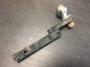 lot 203 image: 1 Curt Hitch with 2 Ball