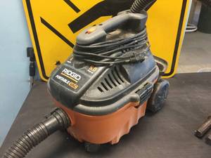 lot 220 image: Ridgid 4 Gallon 5 HP Portable Vac - Works