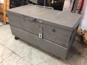 lot 254 image: Smaller Rolling Job Box 42 x 19 x 23 - Decent