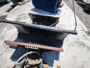 lot 8 image: 5 Melroe Skid Plow