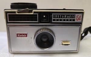 lot 59 image: Vintage from 1965 - 1969 4 Kodak Instamatic 154 Camera