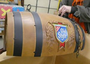 lot 15 image: Pool table style beer light - Old Style keg