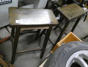 lot 19 image: Set of wood bar stools