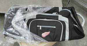 lot 35 image: 30 inch wheeled luggage bag - NEW