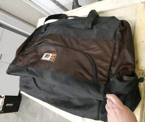 lot 38 image: Large 34x19x15 hockey bag - NEW
