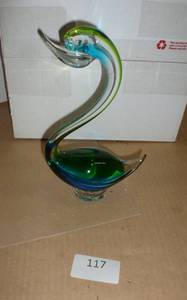 lot 117 image: Vintage Art Glass swan