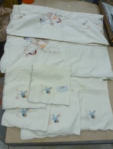 lot 139 image: Off White tan-ish table cloth 96x64 and 9 napkins
