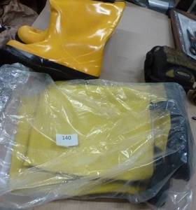 lot 140 image: 3 Pair of Mens size 7 rubber boots and pair of size 7 taller 17inch boot with strap to fit over shoes