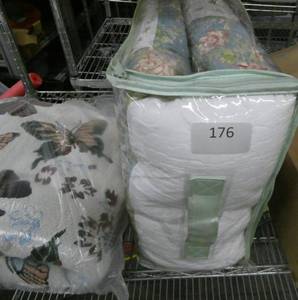 lot 176 image: King size flowered print comforter
