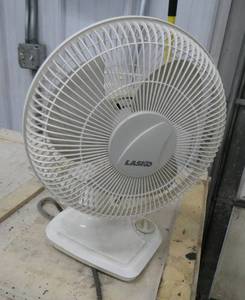 lot 179 image: Box fan and desk fan