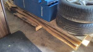 lot 28 image: Stack of 6 pieces liverough cut lumber not sure what type