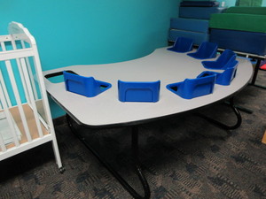 8 TODDLER FEEDING TABLE