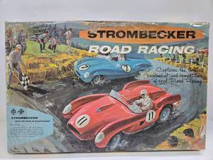 lot 43 image: Vintage Strombecker Slot Car Racing Set wSlot Cars