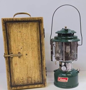 lot 128 image: Nice Vintage 1973 COLEMAN Lantern wCase