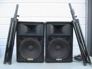 lot 19 image: Quality Large YAMAHA Speaker Set wStands - Model S1151V