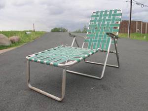 lot 203 image: Nice Condition Vintage Mid Century Aluminum Folding Lawn Lounge Chair - Green Webbing 