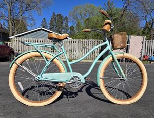 lot 8 image: Very Nice HUFFY Nel Lusso Mint Green Ladies Cruiser Bicycle
