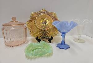 lot 292 image: Nice Colorful Lot of Assorted Vintage Glassware