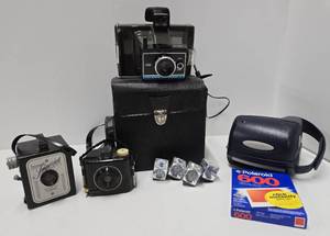 lot 295 image: Group of Vintage Cameras & Accessories