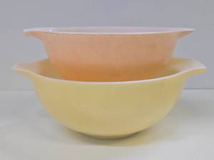 lot 350 image: 2 Vintage PYREX Glass Mixing Bowls
