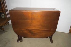 lot 7 image: Mid century drop-leaf table...