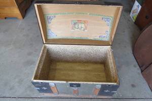 lot 46 image: Round top steamer trunk, no drawer...