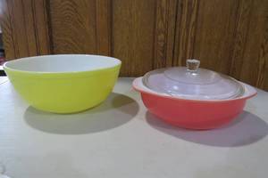 lot 71 image: Pyrex bowls, pink one cover does no...