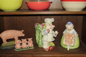 lot 72 image: Decorative pig figures collection, ...