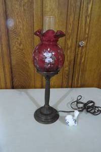 lot 80 image: Fenton bird and lamp...