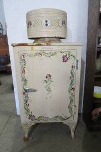 lot 66 image: General Electric refrigerator, has ...