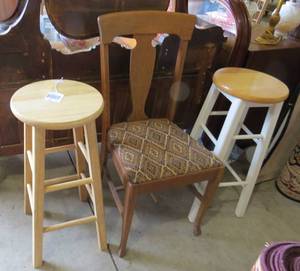 lot 102 image: (2) Stools and (1) chair...