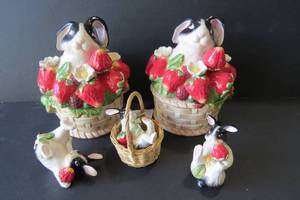 lot 185 image: Kaldun and Bogle rabbit items...
