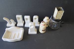 lot 188 image: Salt and pepper, nut grinder and po...