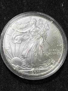 lot 35 image: 2011 AMERICAN SILVER EAGLE 1 TROY OZ .999 FINE SILVER IN AIRTITE