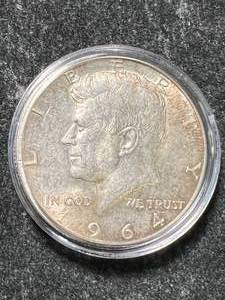 lot 41 image: 1964 US KENNEDY HALF DOLLAR IN AIRTITE