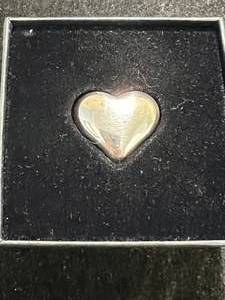 lot 93 image: 1 TROY OZ .999 FINE SILVER HEART SHAPED GEIGER BAR