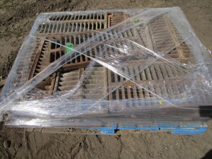 lot 106 image: Grates 24 x 12 x 1-12, Approx 30
