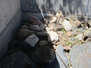 lot 141 image: Fieldstone Boulders 6-18, One Random Skidloader Bucket Full