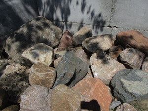 lot 140 image: Fieldstone Boulders 6-18, One Random Skidloader Bucket Full