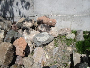 lot 145 image: Fieldstone Boulders 6-18, One Random Skidloader Bucket Full