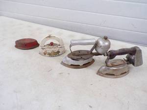 lot 43 image: Vintage Irons including Sad Irons